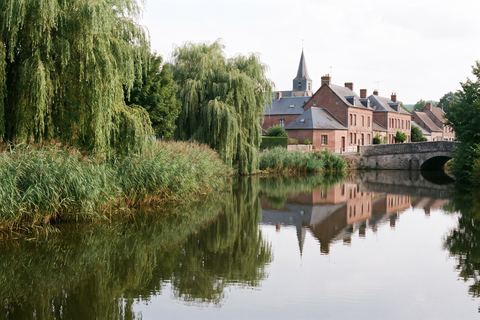 Allennes-les-Marais : village en brique près d’étangs et de roseaux (image générée par IA)