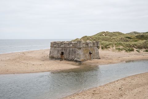 Ambleteuse : fort de pierre sur la plage, dunes et mer (image générée par IA)