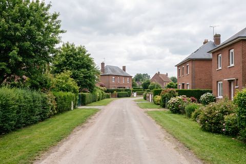 Annœullin : maisons en brique et grands jardins (image générée par IA)