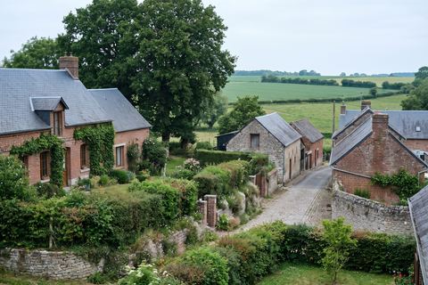 Attiches : village calme avec grands jardins et arbres (image générée par IA)