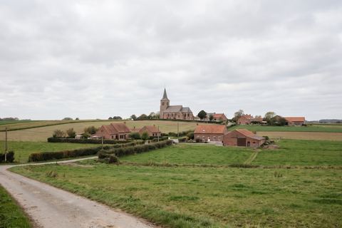 Aubers : crête de champs, église en brique et fermes (image générée par IA)