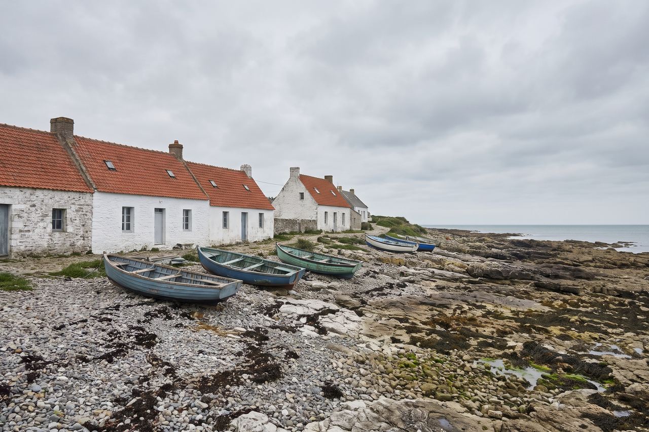 Audresselles : maisons basses de pêcheurs et barques sur la grève (image générée par IA)