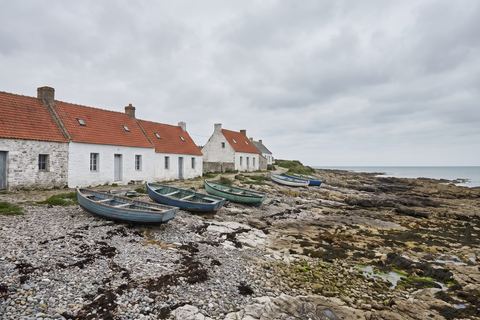 Audresselles : maisons basses de pêcheurs et barques sur la grève (image générée par IA)