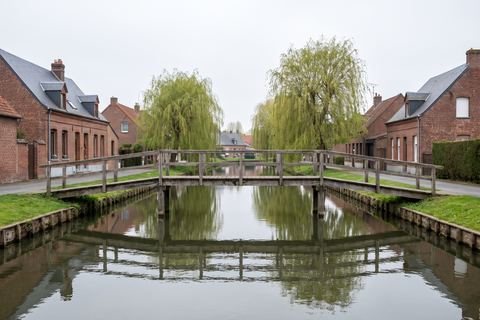 Bauvin : canal, passerelle et maisons en brique (image générée par IA)