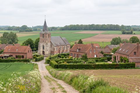 Beaucamps-Ligny : village en brique avec église ancienne et jardins (image générée par IA)