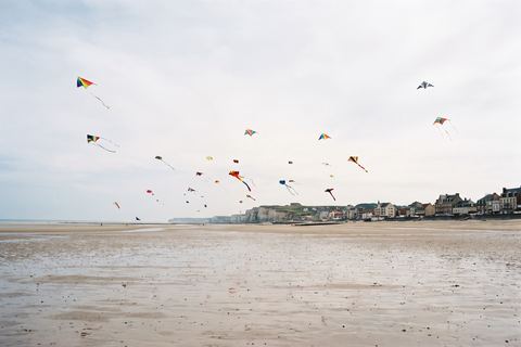 Berck : immense plage à marée basse et cerfs-volants (image générée par IA)