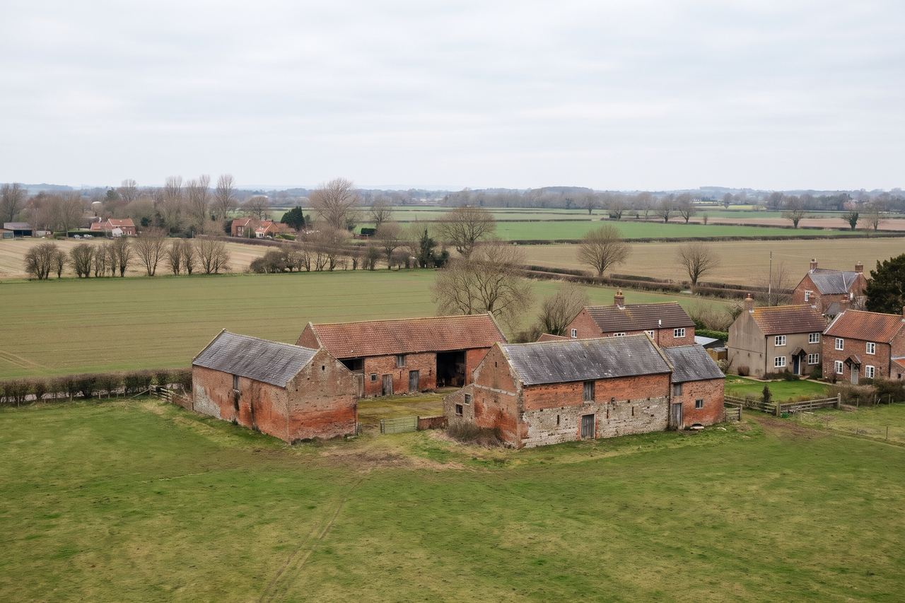 Bois-Grenier : fermes en brique dans la plaine (image générée par IA)