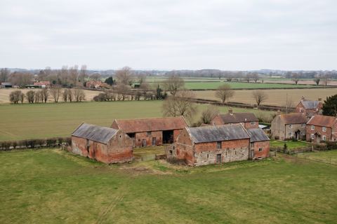 Bois-Grenier : fermes en brique dans la plaine (image générée par IA)