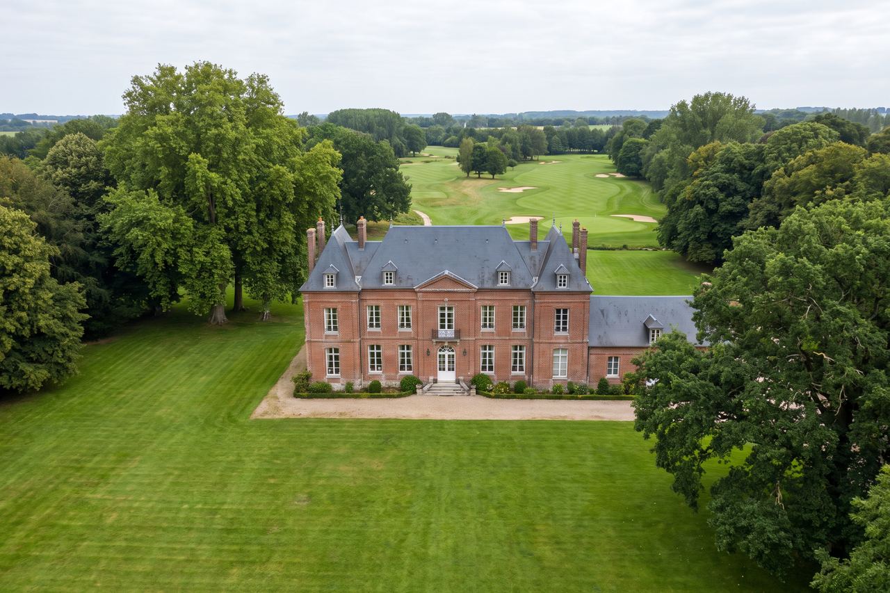 Bondues : grande maison en brique sur un vaste parc (image générée par IA)