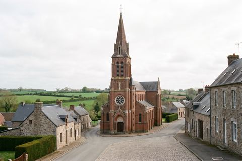 Bouvines : village en brique avec église néogothique (image générée par IA)