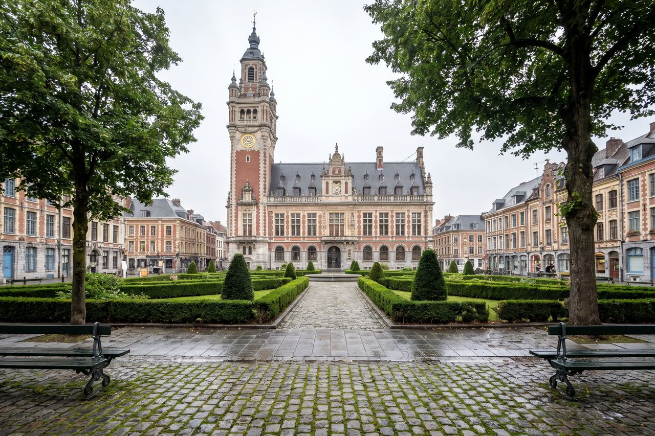 Calais : hôtel de ville et beffroi au-dessus d’un jardin (image générée par IA)