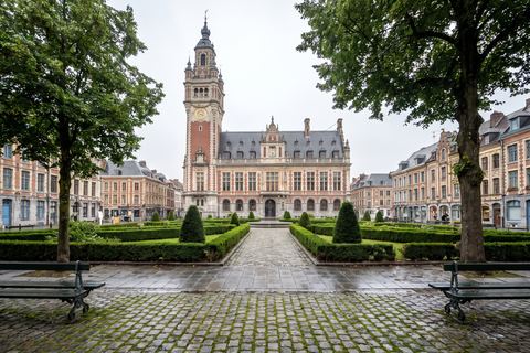 Calais : hôtel de ville et beffroi au-dessus d’un jardin (image générée par IA)