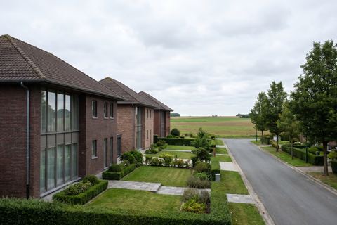 Capinghem : maisons familiales récentes en brique en bordure de champs (image générée par IA)