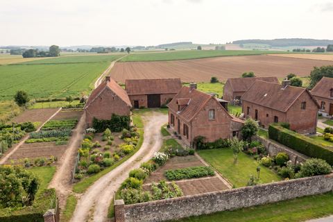 Carnin : petit village en brique, jardins et champs (image générée par IA)