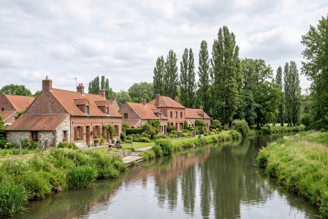 Chéreng : maisons en brique au bord de la Marque (image générée par IA)