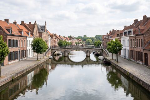 Comines : la Lys, un pont et des maisons en brique sur les deux rives (image générée par IA)