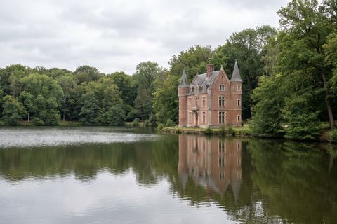 Condette : petit château en brique au bord d’un étang en forêt (image générée par IA)
