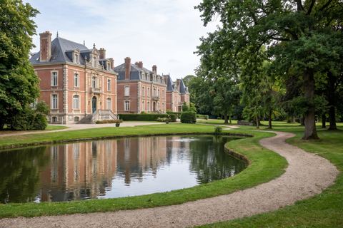 Croix : grandes maisons de maître en brique face à un parc (image générée par IA)
