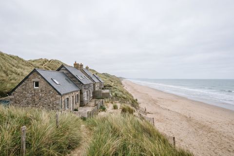 Stella-Plage et Cucq : maisons au pied des dunes de Stella-Plage (image générée par IA)