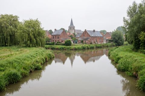 Deûlémont : confluent de la Deûle et de la Lys, maisons de village (image générée par IA)