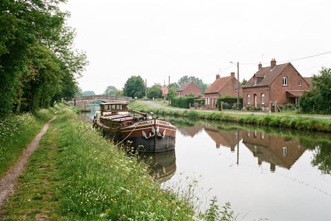Don : maisons en brique le long d’un canal (image générée par IA)