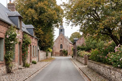Emmerin : ruelle de maisons en brique et petite église (image générée par IA)