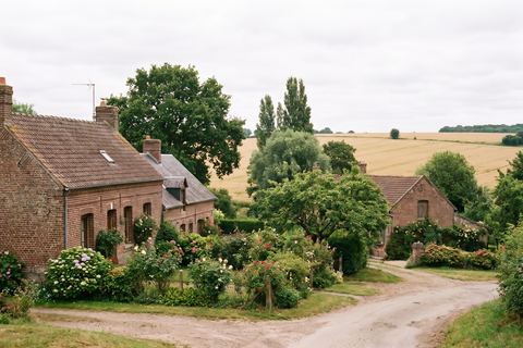 Englos : maisons en brique avec jardins et arbres (image générée par IA)