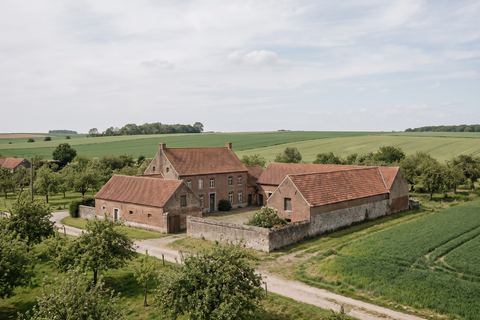 Ennetières-en-Weppes : hameau de fermes en brique avec vergers (image générée par IA)