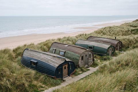 Équihen-Plage : maisons faites de coques de bateaux retournées sur les dunes (image générée par IA)