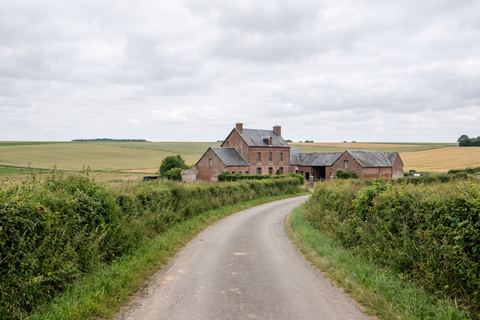 Erquinghem-le-Sec : chemin rural, ferme en brique et grands champs (image générée par IA)