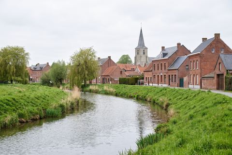 Erquinghem-Lys : la Lys et un village en brique avec clocher (image générée par IA)