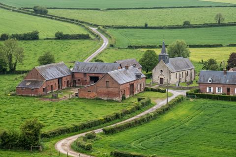 Escobecques : ferme en brique et petite église dans les champs (image générée par IA)