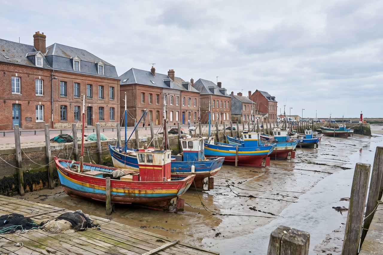 Étaples : port de pêche sur la Canche à marée basse (image générée par IA)