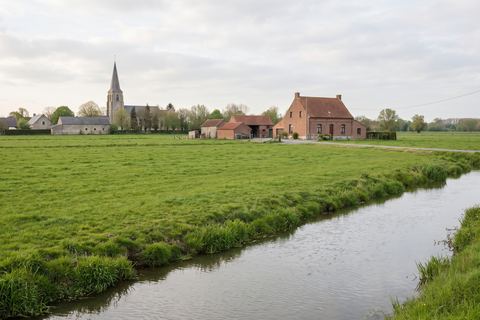 Frelinghien : prairies au bord de la Lys, ferme en brique et clocher (image générée par IA)