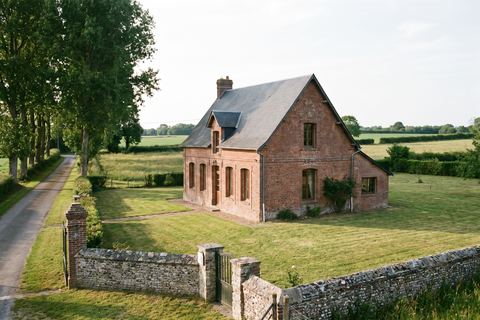 Fretin : maison familiale en brique avec grand jardin (image générée par IA)
