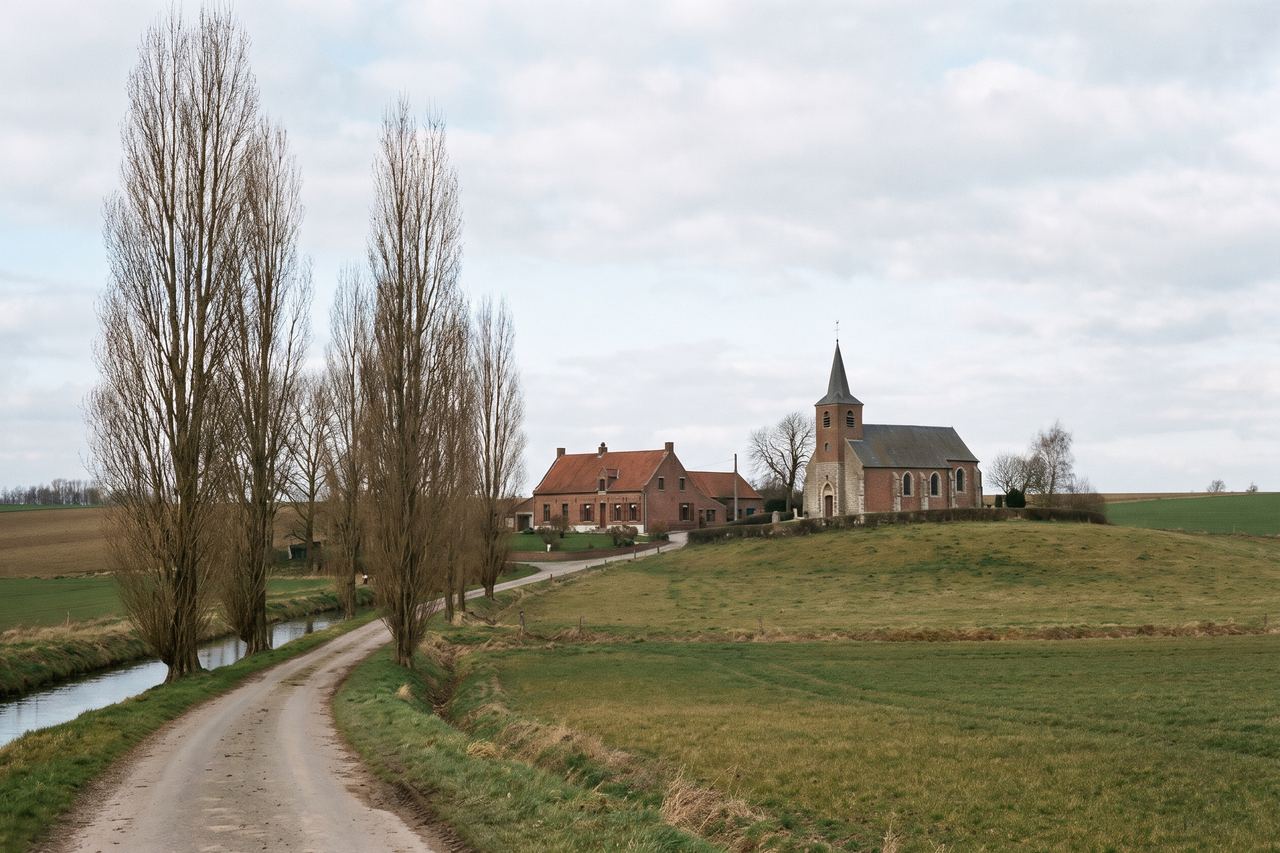 Fromelles : campagne flamande avec rangées de peupliers et ferme en brique (image générée par IA)