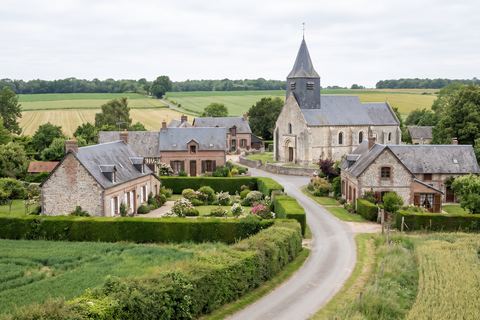 Genech : petit village en brique avec église et haies (image générée par IA)
