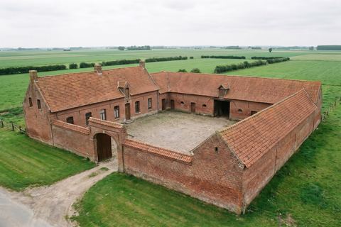 Herlies : ferme en brique avec grande cour et granges (image générée par IA)