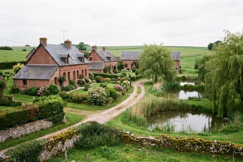 Houplin-Ancoisne : maisons de village près de petits étangs (image générée par IA)