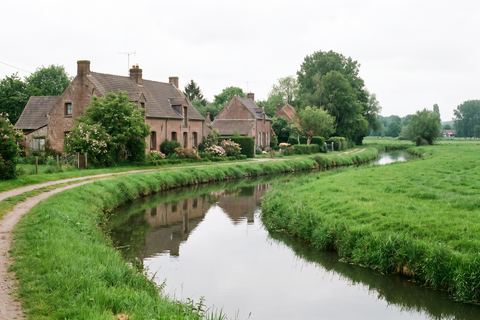 Houplines : la Lys entre prairies et maisons en brique (image générée par IA)