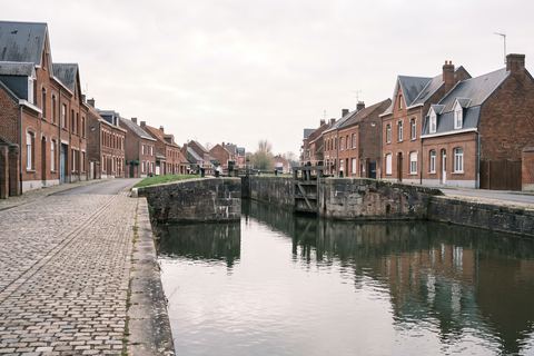 La Bassée : canal, écluse et maisons en brique (image générée par IA)