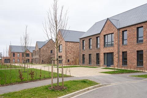 La Chapelle-d’Armentières : quartier récent de maisons en brique (image générée par IA)
