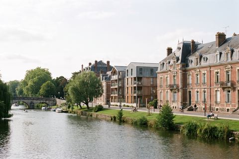 La Madeleine : berges aménagées de la Deûle et maisons de ville (image générée par IA)