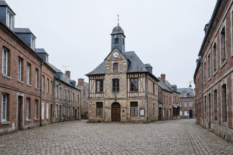 Lannoy : petite place ancienne avec façades en brique (image générée par IA)