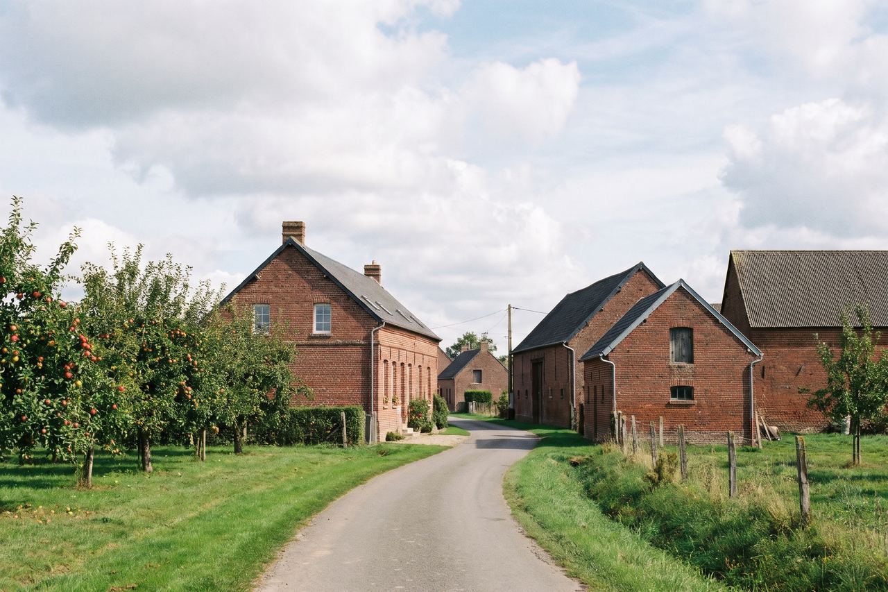 Le Maisnil : fermes en brique, granges et vergers (image générée par IA)