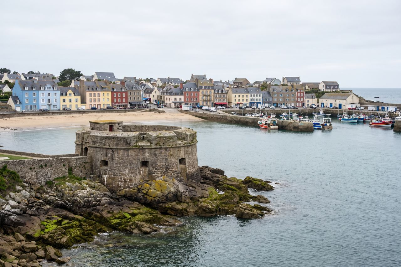 Le Portel : fort de pierre sur un rocher face à la plage (image générée par IA)