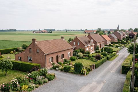 Leers : maisons en brique en bordure de champs (image générée par IA)