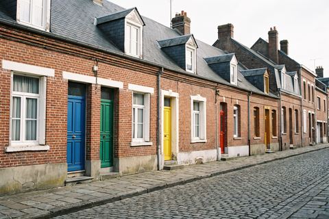 Lezennes : petites maisons en brique sur une rue calme (image générée par IA)