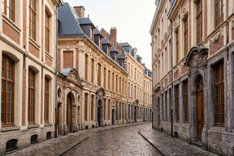 Lille : façades flamandes d’une rue pavée du Vieux-Lille (image générée par IA)