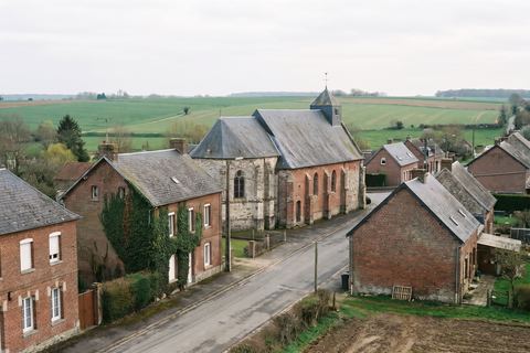 Linselles : église en brique et maisons d’un bourg (image générée par IA)